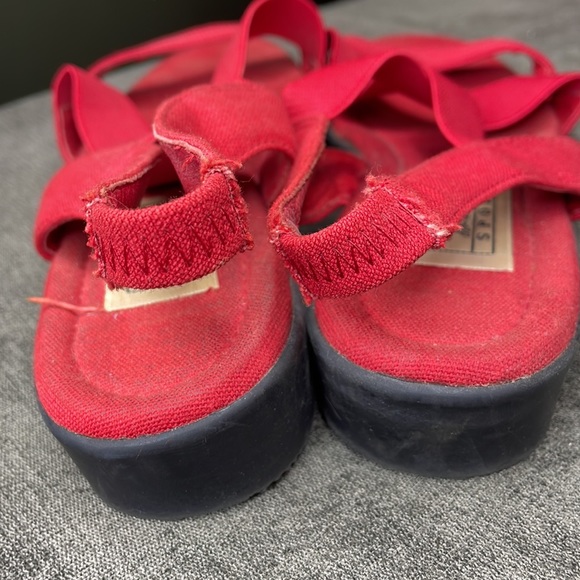 Worthington Sport Red Flat Strappy Size 10 - Picture 2 of 5